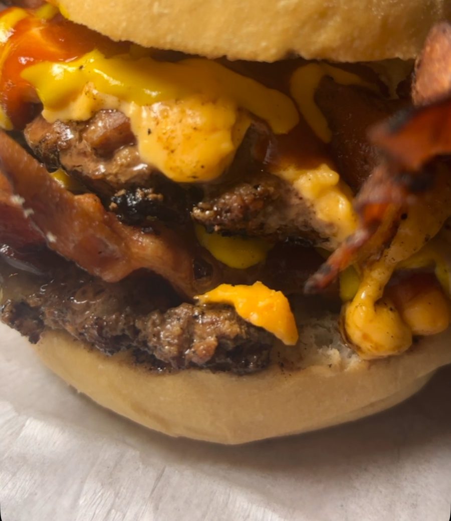 Hambúrguer com bacon e queijo cheddar escorrendo