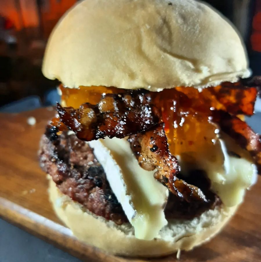 Hambúrguer com queijo derretido e cebola tostada