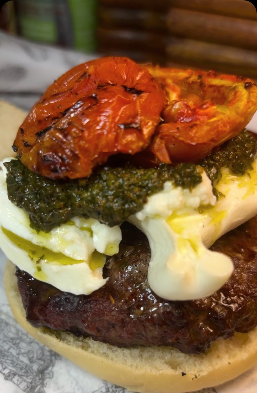 Hambúrguer com pesto de manjericão, queijo e tomate assado