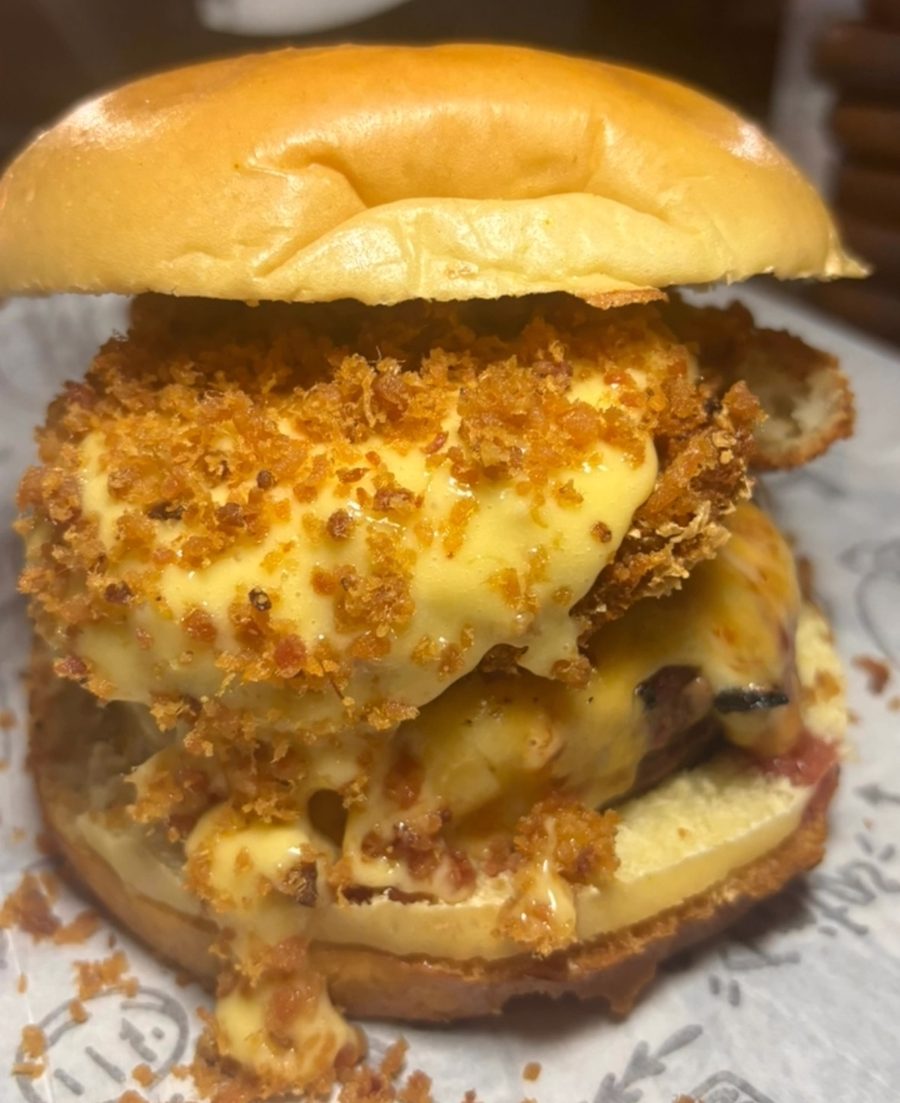 Hambúrguer coberto com farofa de bacon e queijo