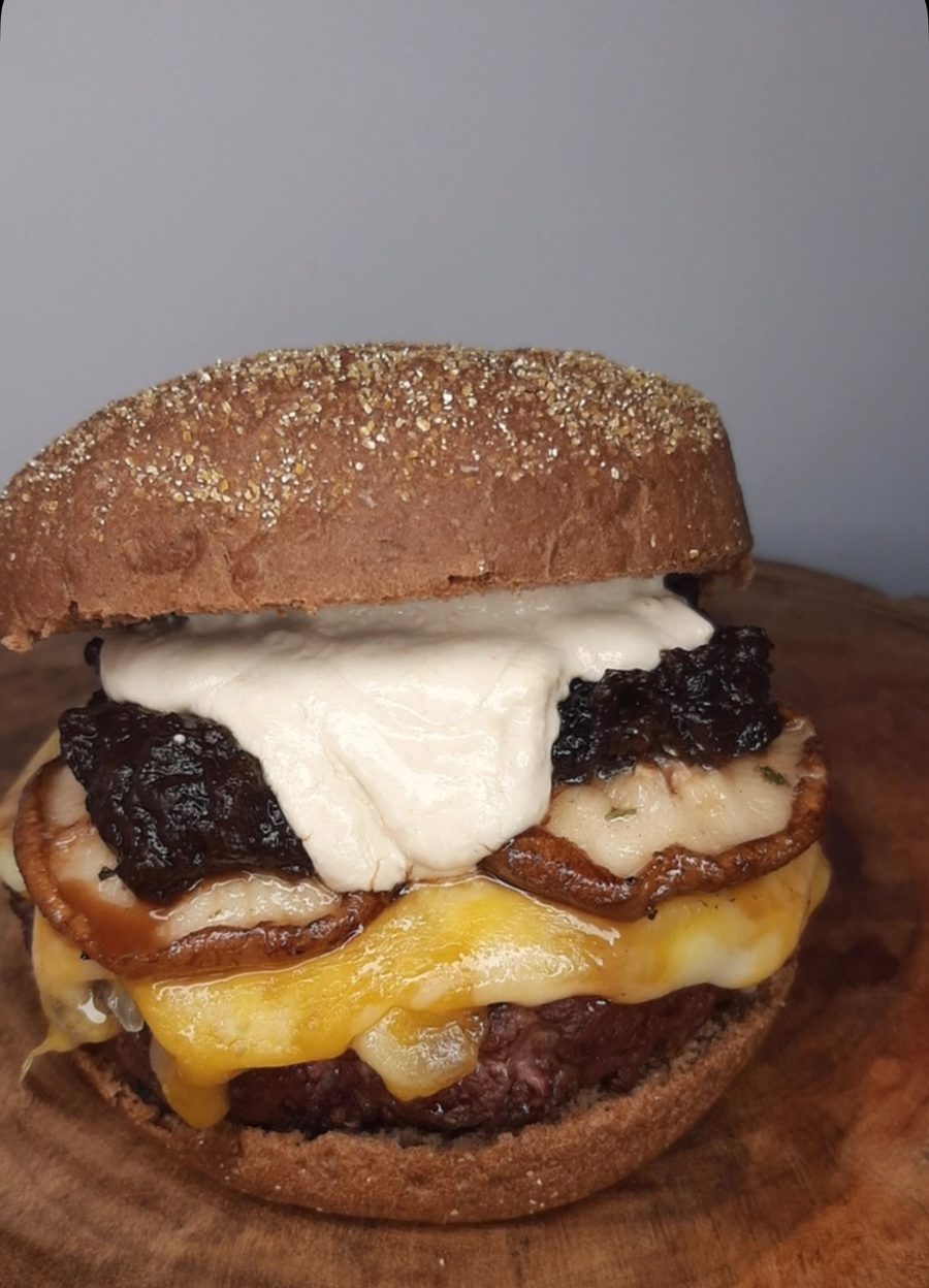 Hambúrguer artesanal do Sky com queijo derretido