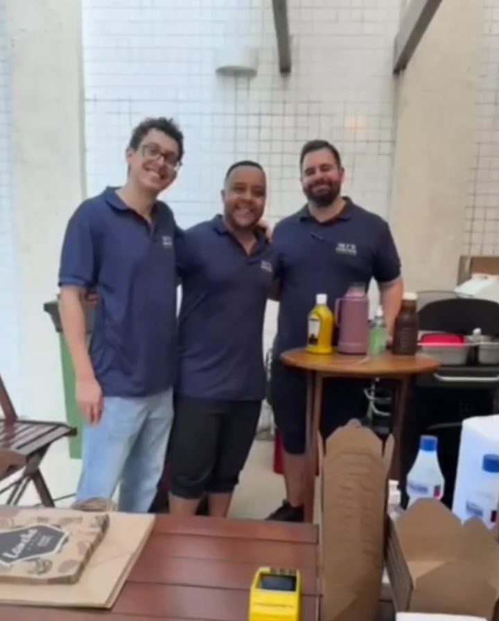 Chef Diego Alves e a equipe do Sky'D Burguer em frente ao truck