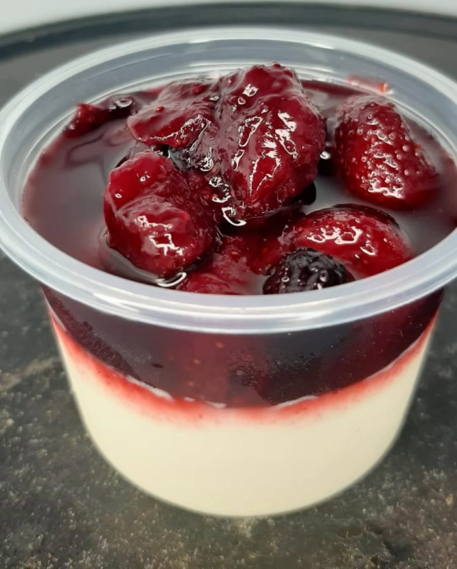 Panacota com calda de frutas vermelhas