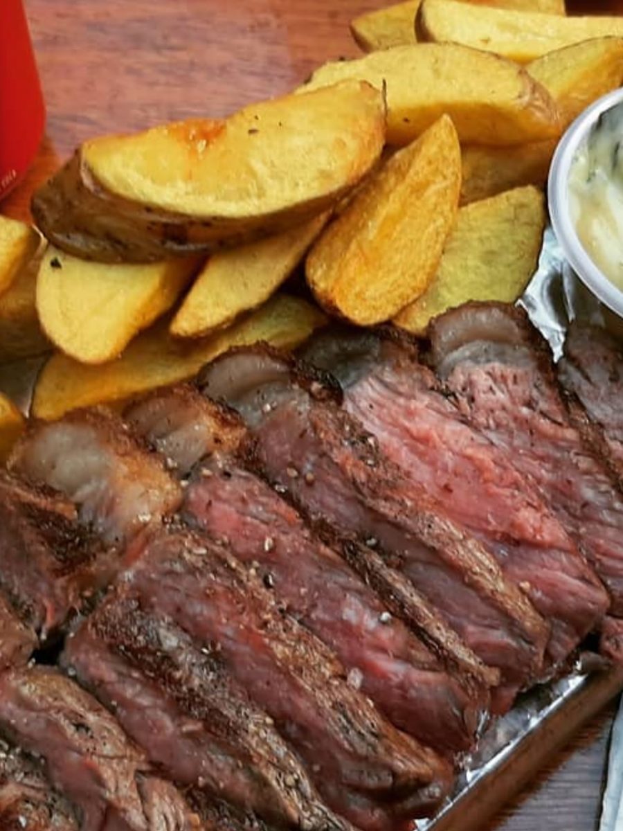 Picanha fatiada ao ponto com batatas rústicas