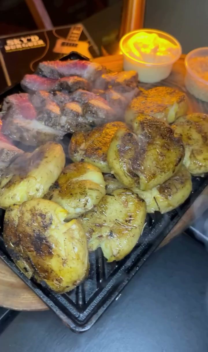 Tábua com carne e batatas ao murro servida à noite