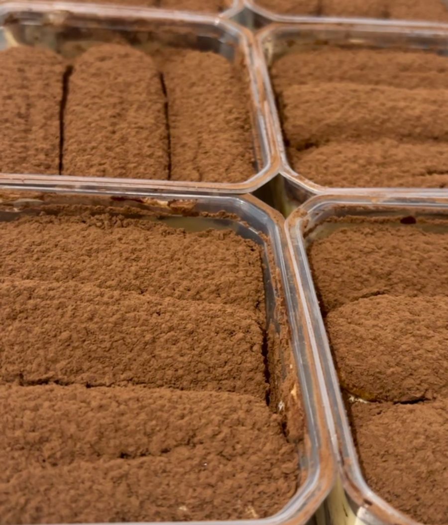 Tiramisù em potes, com cacau por cima